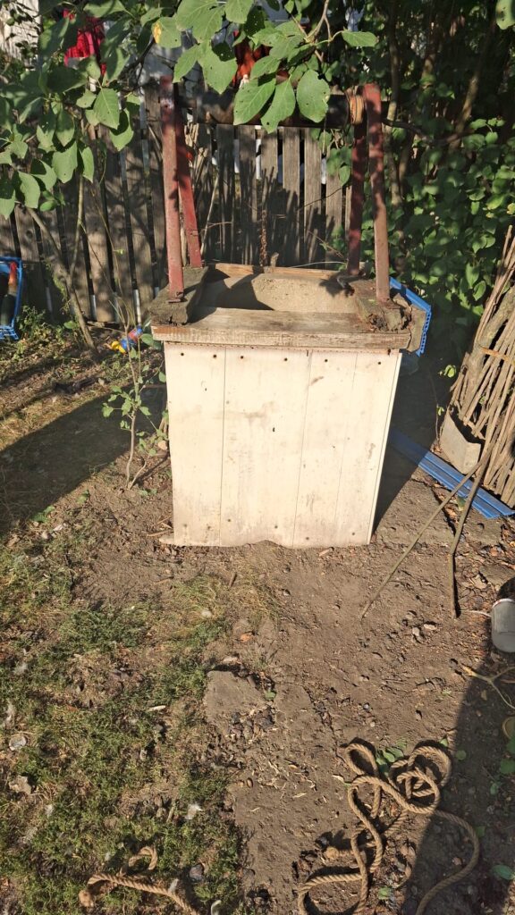 Căzut în fântâna adâncă de 9 metri