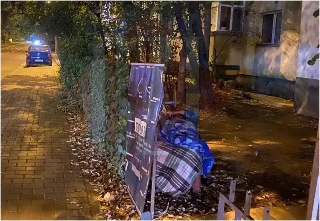 O femeie în vârstă din Iași alege să doarmă în aer liber, în fața blocului, preferând răcoarea nopții în detrimentul căldurii sufocante din apartament