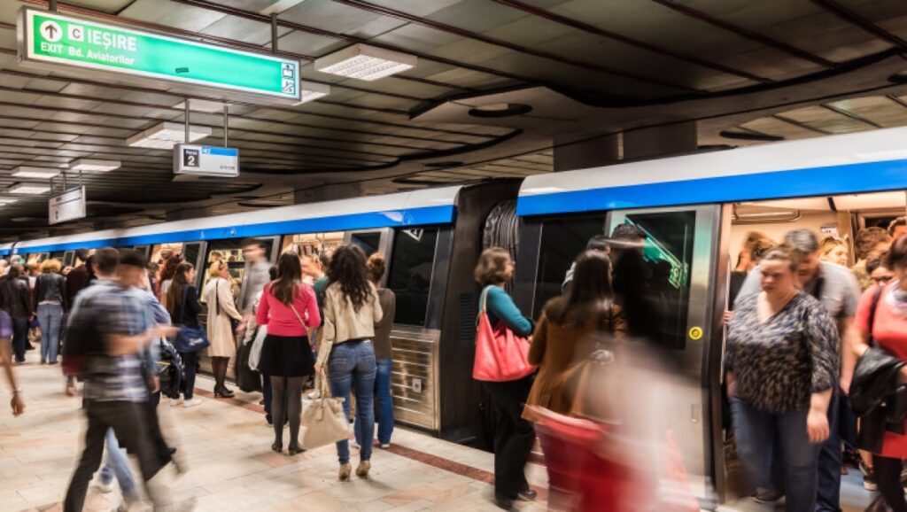 S-a aruncat în fața metroului
