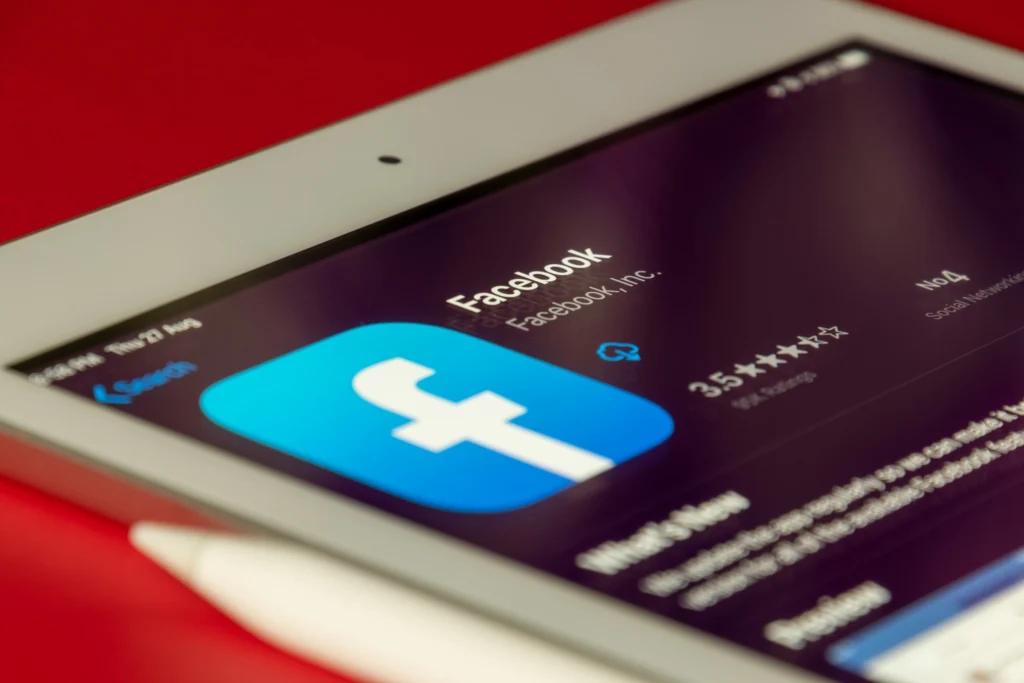 Poliția britanică a arestat un bărbat pentru postările sale pe Facebook