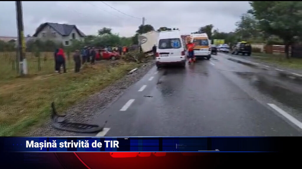 Mașină strivită de TIR