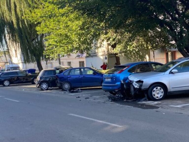 O femeie s-a urcat la volan și a făcut praf 7 mașini parcate