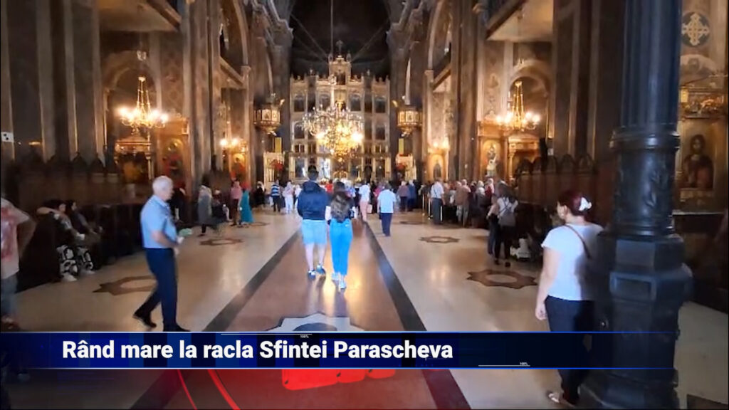 Rând mare la racla Sfintei Parascheva