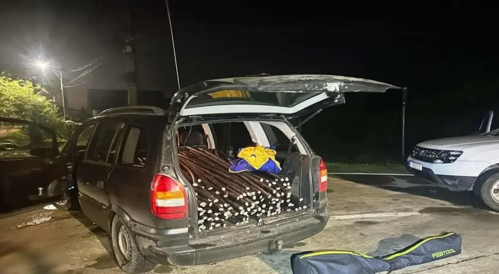 Autoturism încărcat cu peste 250 metri de cablu din cupru, descoperit la Tomești