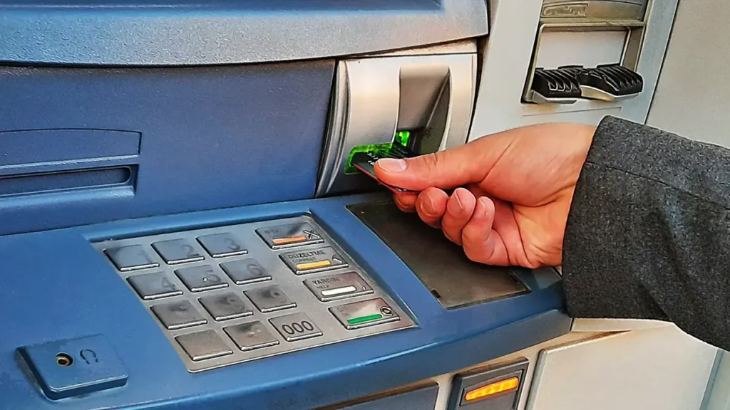 Blocarea bancomatului a salvat-o de la o pagubă uriașă