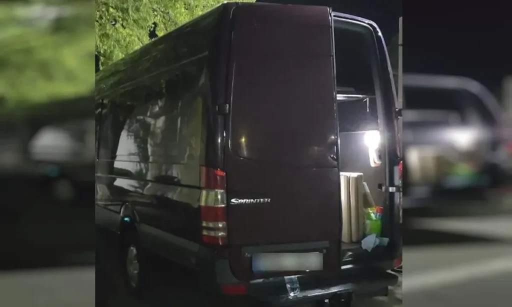 Butelii cu freon, descoperite într-un microbuz la Vama Albița