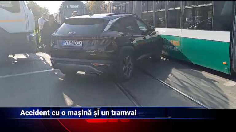 Accident cu o mașină și un tramvai