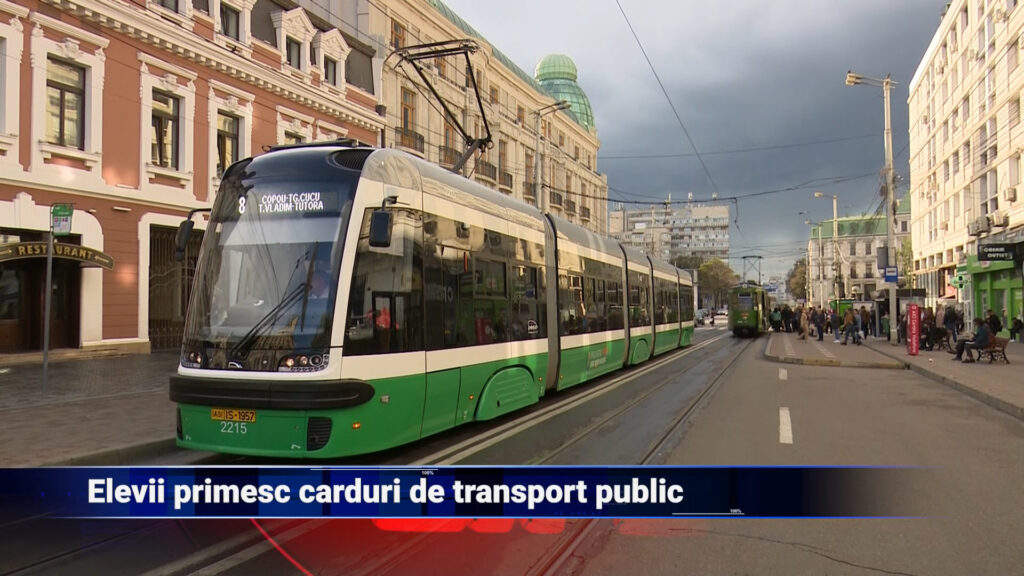 Elevii primesc carduri de transport public