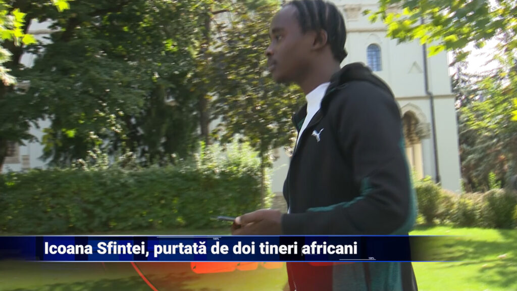 Icoana Sfintei, purtata de doi tineri africani