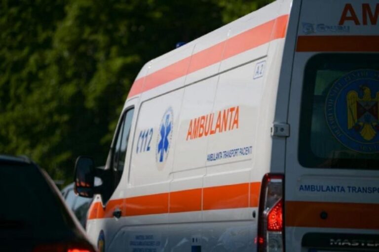Au lăsat pacienta cu fractură în ambulanță 27 de minute ca să stea de vorbă cu colegii