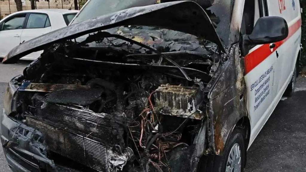 O maşină de salvare a ars la substaţia Huşi a Serviciului de Ambulanţă