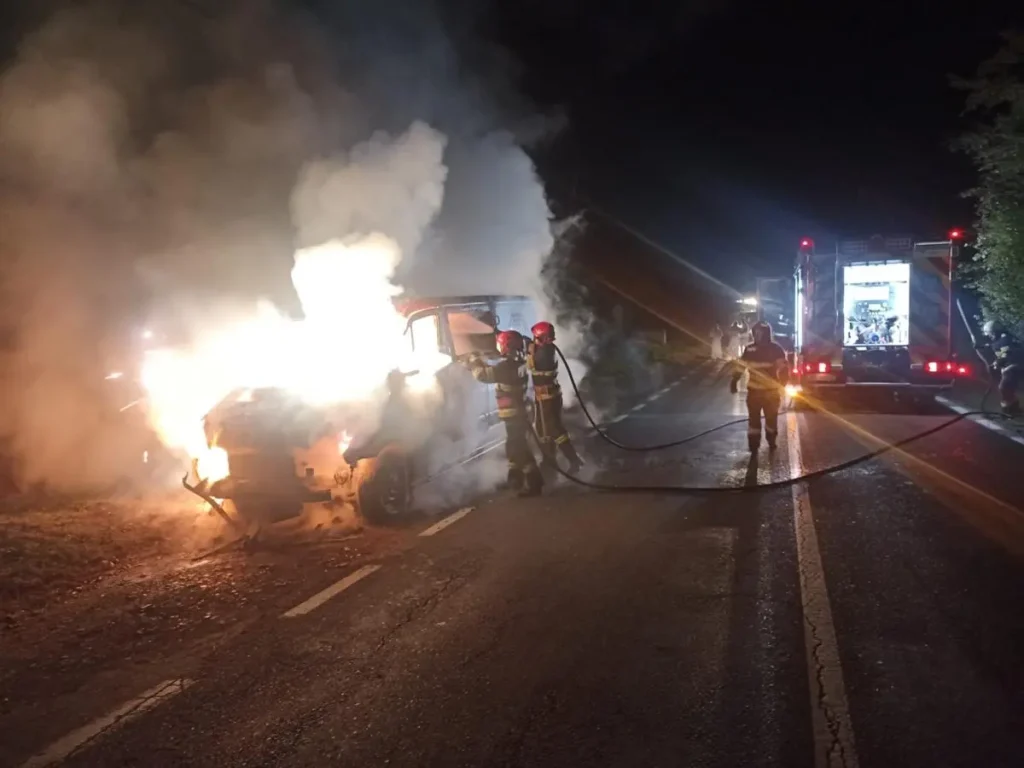 Incendiu pe o stradă din Suceava! O autoutilitară a ars ca o torţă
