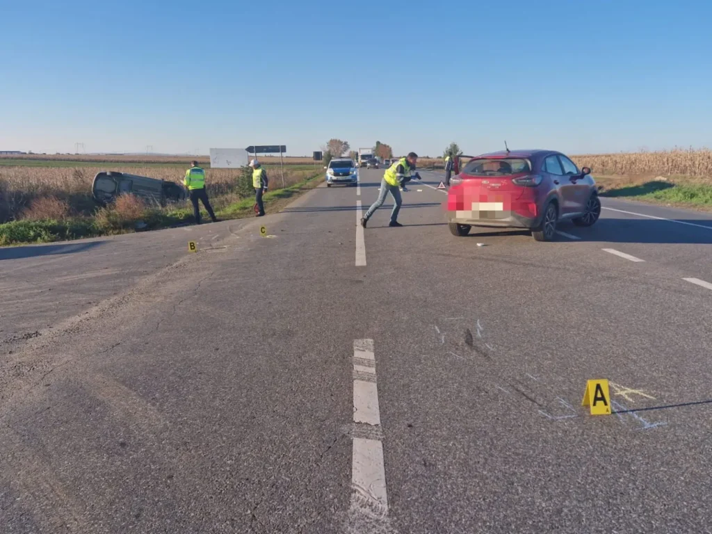 FOTO. Patru persoane au ajuns la spital după două accidente grave la Săbăoani