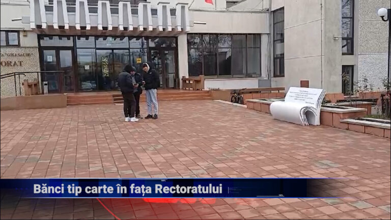 Bănci tip carte în fața Rectoratului