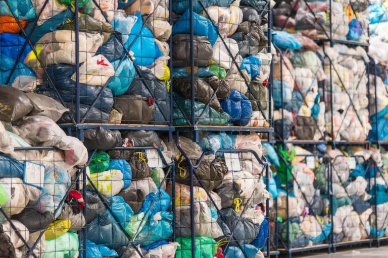 Din 2025, vom fi obligați să colectăm separat deșeurile textile