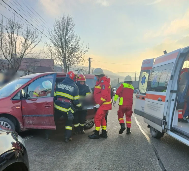 FOTO. Accident grav: un autoturism s-a înfipt într-un cap de pod, conducătorul auto fiind rănit grav