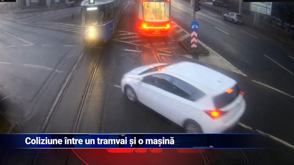 Coliziune între un tramvai și o mașină