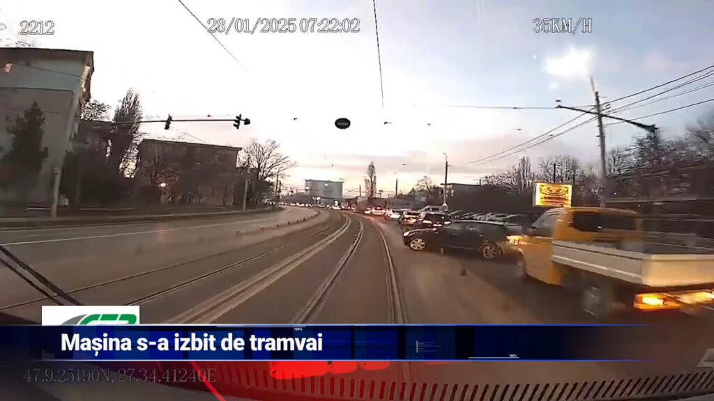 Mașina s-a izbit în tramvai