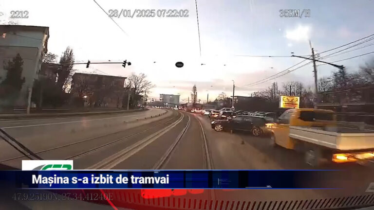 Mașina s-a izbit în tramvai