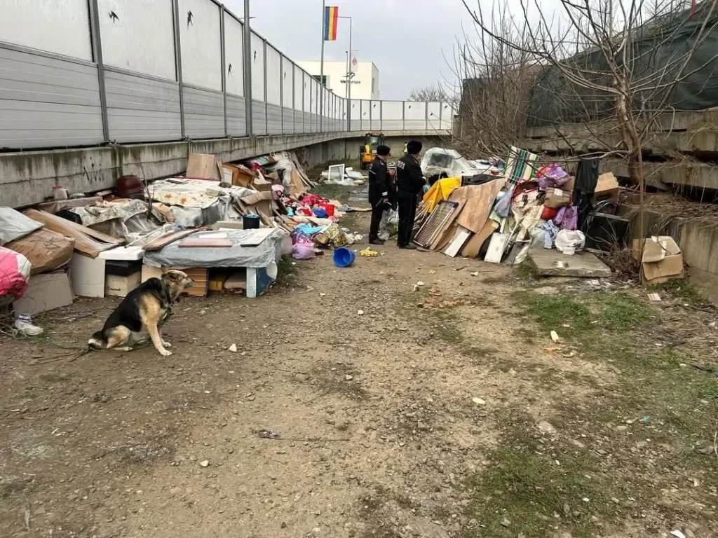 Autoritățile au desfășurat o acțiune de igienizare în Pasajul Octav Băncilă, spațiu utilizat de către persoanele fără adăpost