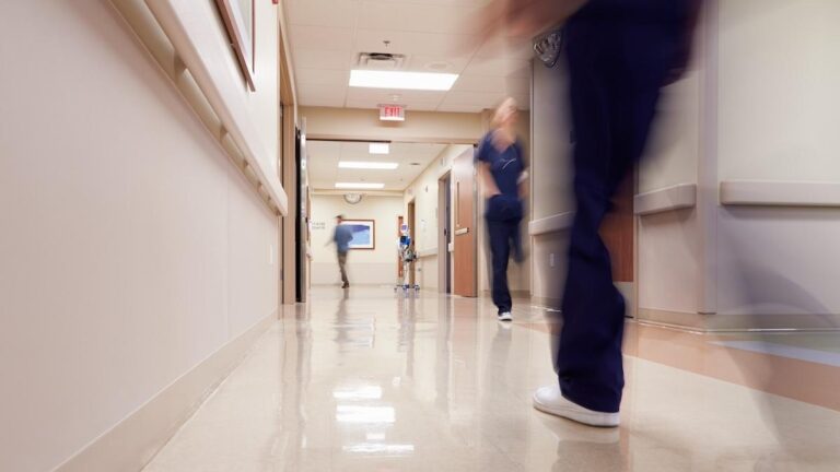 Paznic de la Spitalul din Oneşti, înjunghiat de un pacient beat