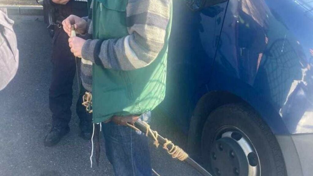 Ce a pățit un tânăr care se plimba înarmat cu o sabie și un cuțit în fața Guvernului