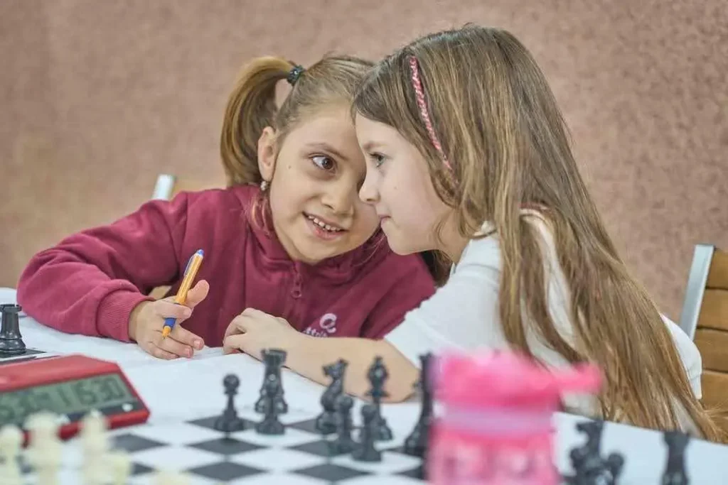 Două eleve de la Școala Carol vor reprezenta România la Campionatul Mondial de Șah