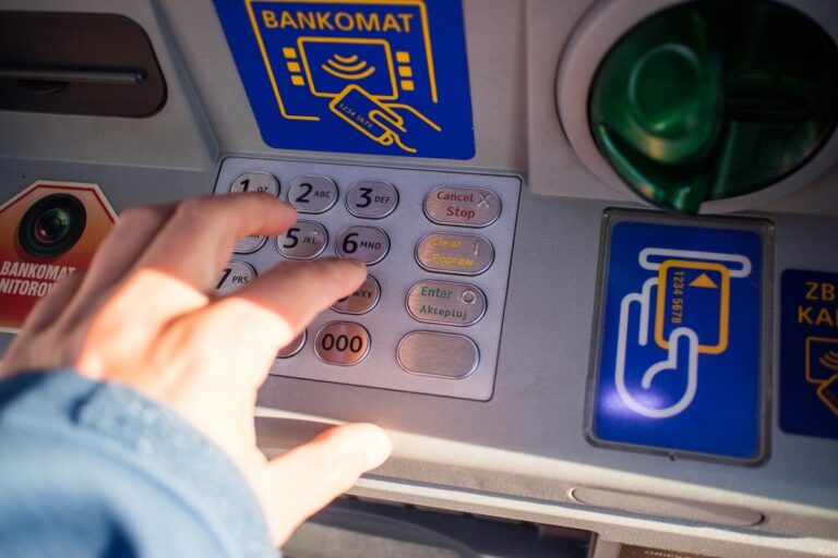 Românii pot retrage mai puțini bani de la ATM în 2025