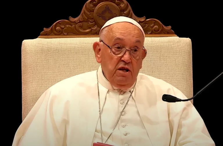 Papa Francisc, în stare critică: A primit transfuzii de sânge după o criză pulmonară, anunță Vaticanul