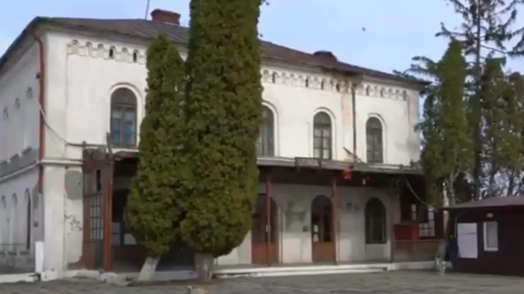 Gara istorică din 1871, amenințată cu demolarea de CFR. ONG-urile cer salvarea ei