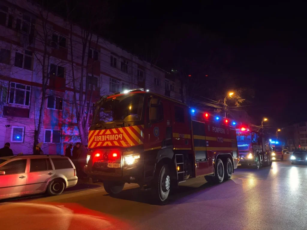 Incendiu la bloc în Botoșani: panică și autoevacuare pentru 20 de locatari