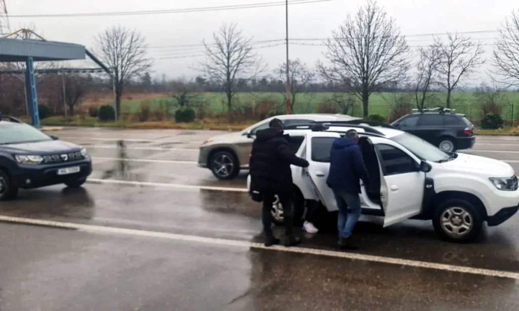 Prins de polițiști după ce a produs un accident rutier fiind sub influența băuturilor alcoolice