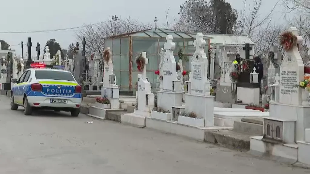 Tânăr reținut pentru profanarea a 18 morminte cu simboluri naziste într-un cimitir din Bacău