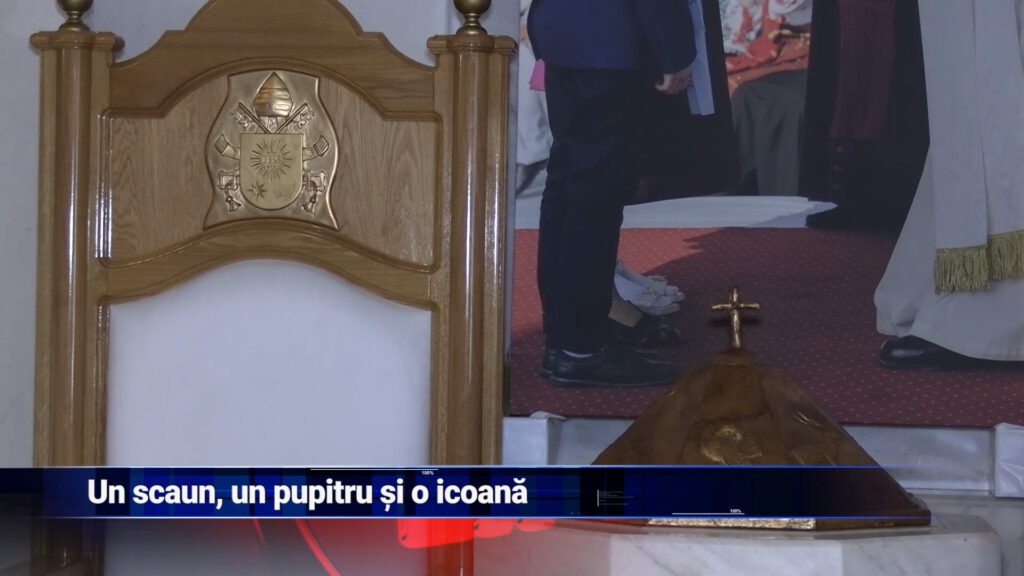 Un scaun, un pupitru și o icoană