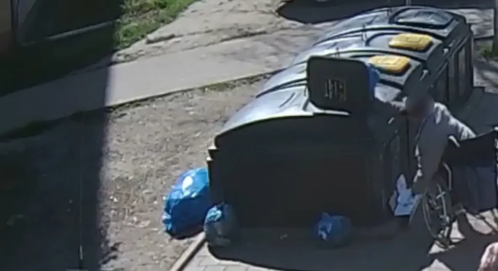 VIDEO. Gest admirabil în Suceava: Un bărbat în scaun cu rotile curăță zona unei pubele