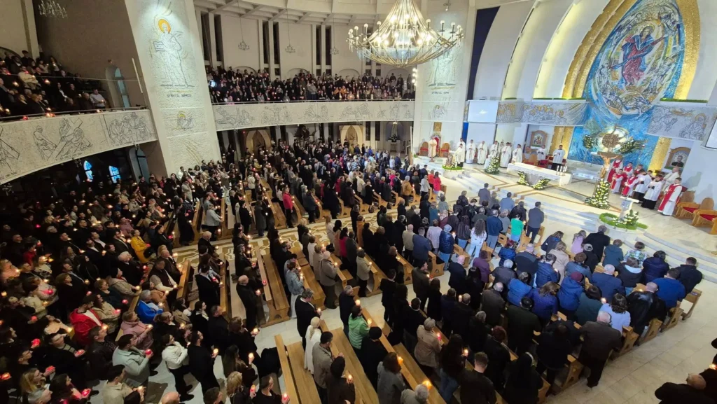 VIDEO. Aproximativ 500 de credincioși au participat la Slujba de Înviere 2025 la Catedrala „Adormirea Maicii Domnului” din Iași