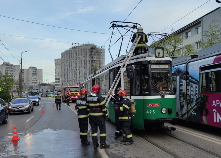 Incident în Iași: Un tramvai vechi a luat foc în Piața Nicolina