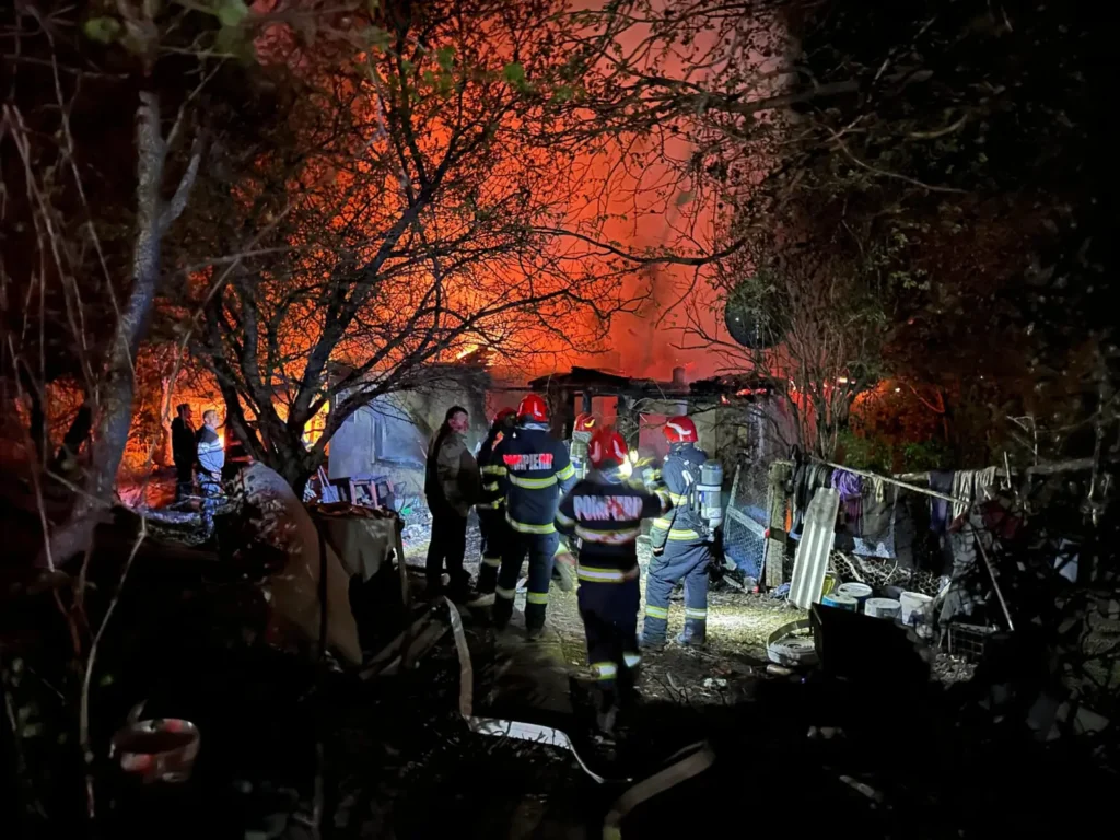 Gospodărie mistuită de flăcări în comuna Grajduri