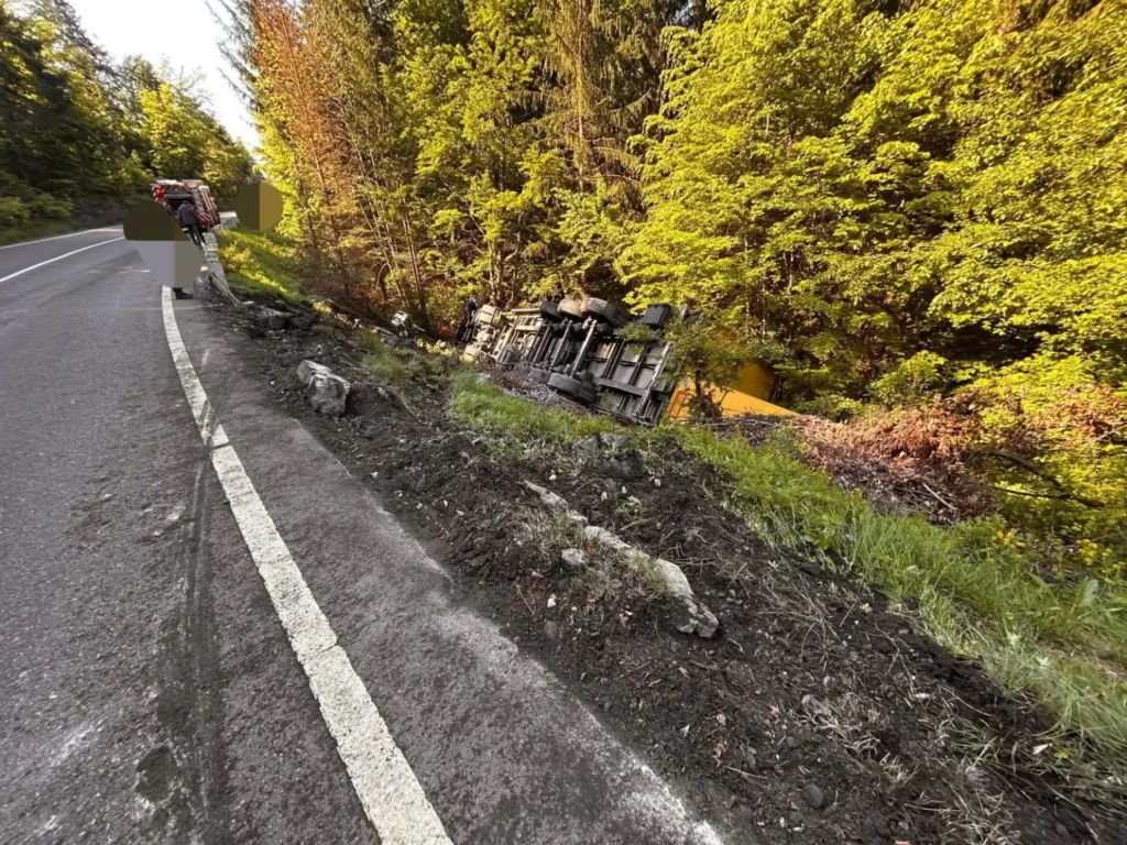 Accident la Potoci: Un TIR încărcat s-a prăbușit într-o râpă