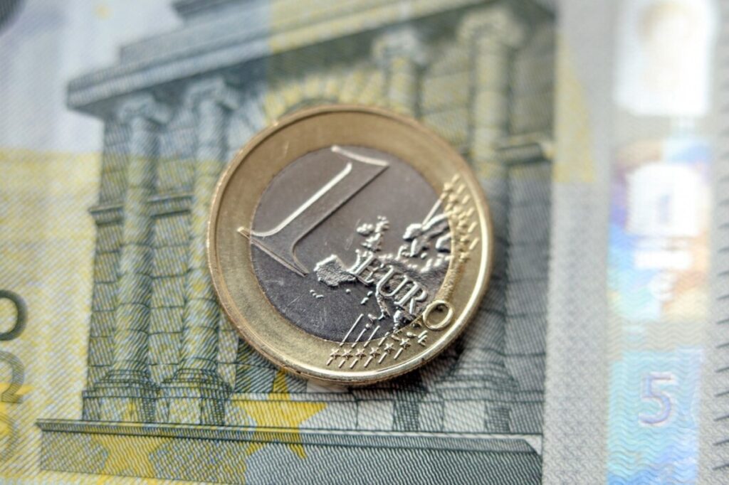 Euro crește în ziua învestirii noului președinte al României