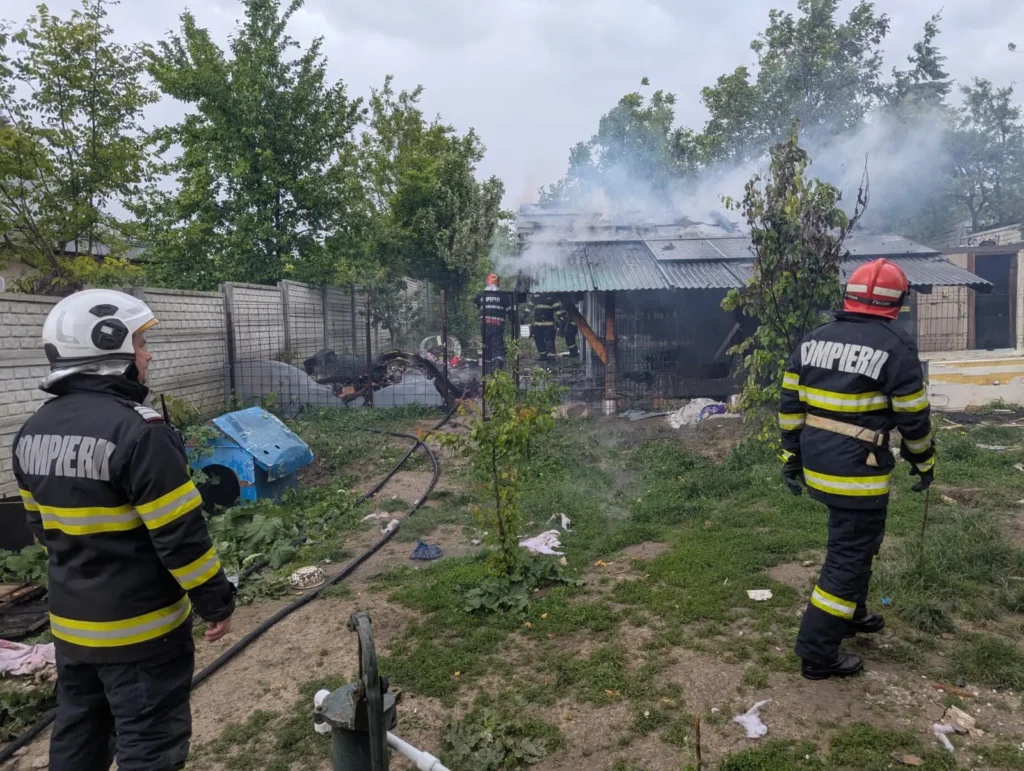 Pompierii au intervenit la un incendiu într-o gospodărie din Târgu Frumos