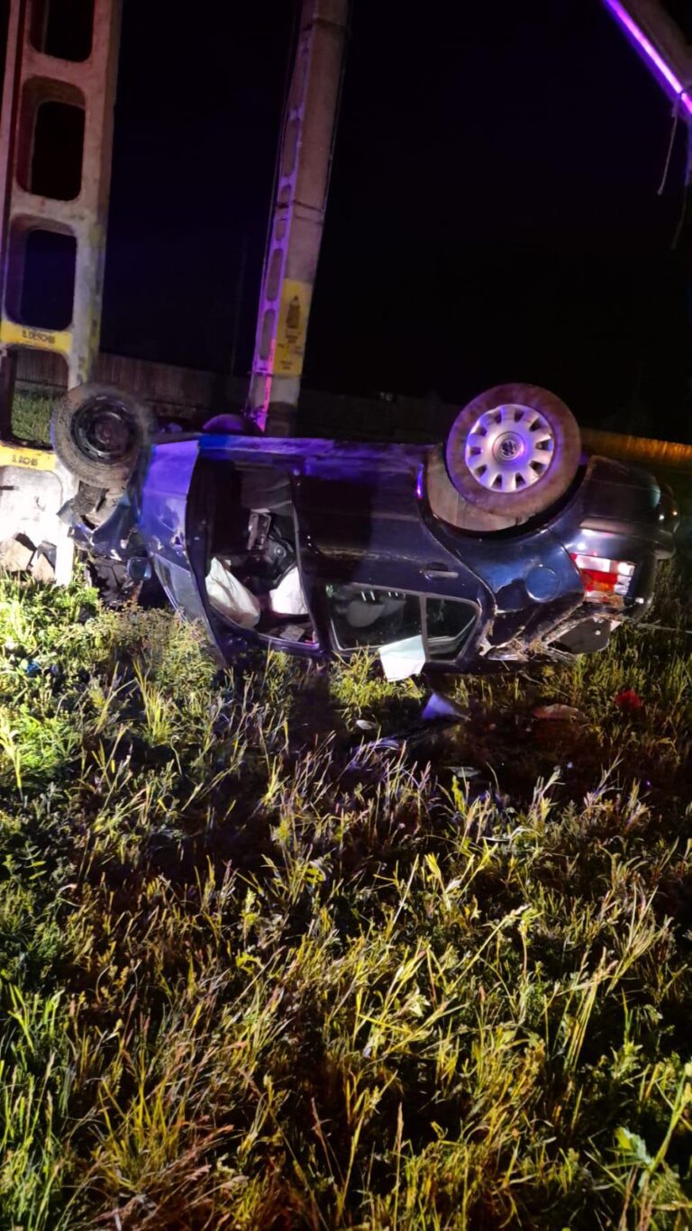 N-a adaptat viteza și s-a răsturnat cu mașina