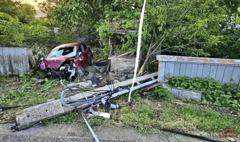 Pană de curent la mai multe locuințe din Botoșani după ce o mașină a lovit un stâlp