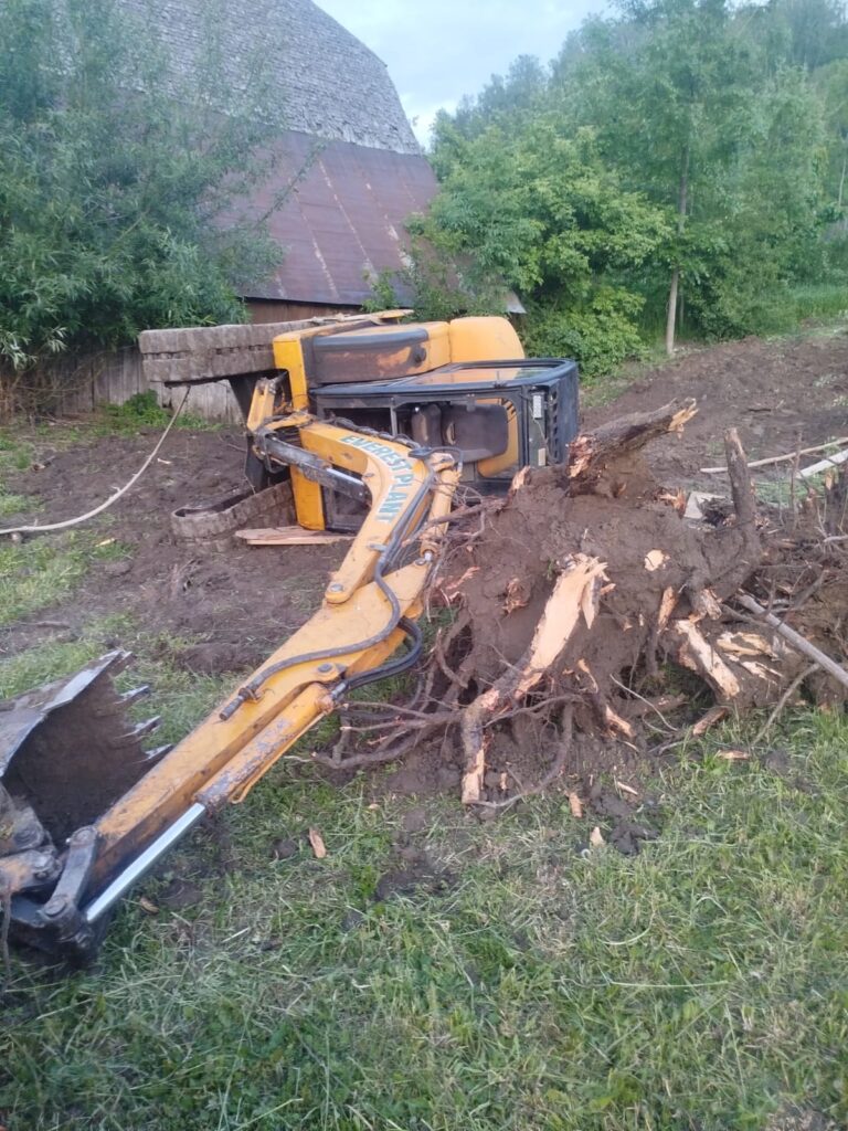A rămas prins sub excavatorul răsturnat