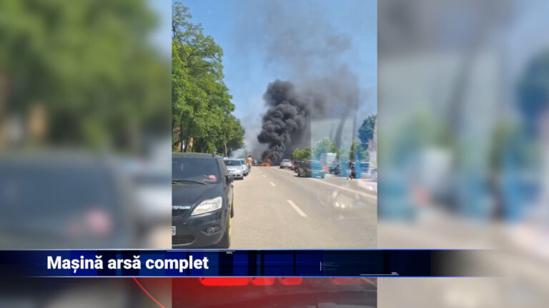 Mașină arsă complet