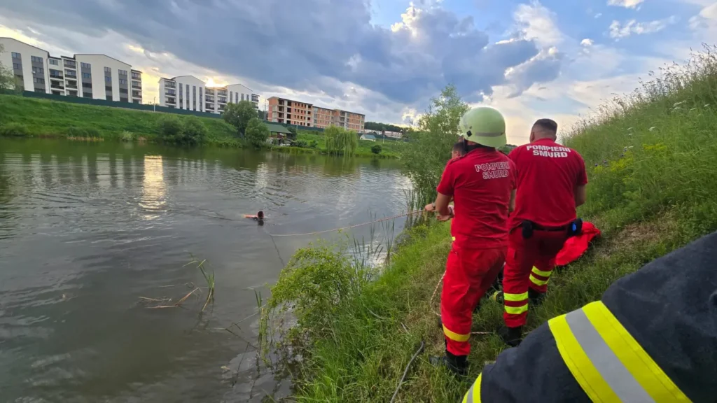 Pompierii au salvat un bărbat de la înec într-un iaz din Suceava