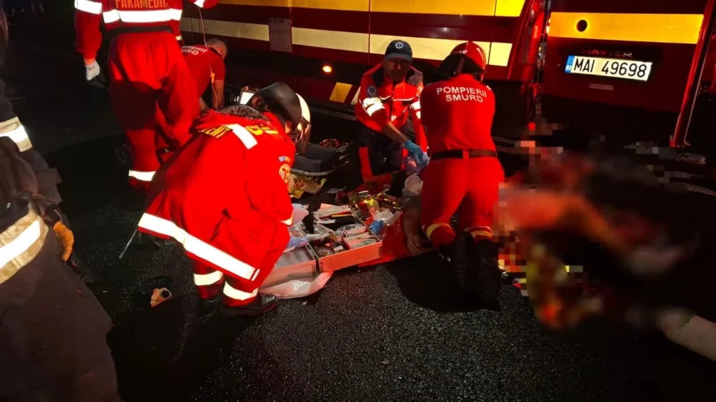 Doi morți și patru răniți într-un accident cumplit pe E58, implicând o ambulanță