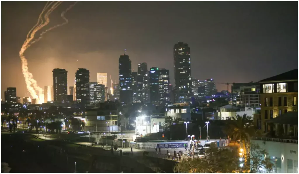 Atac masiv al Iranului: Zeci de rachete balistice au vizat Israelul, explozii la Tel Aviv