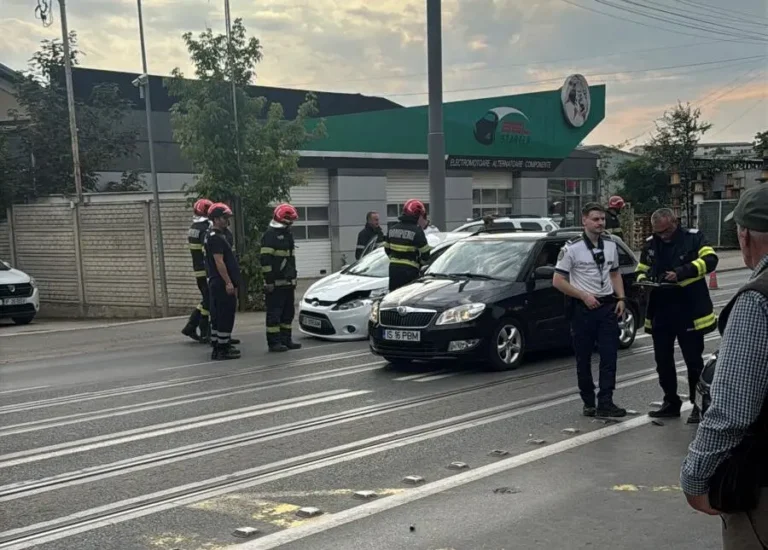 Mașină răsturnată pe plafon în urma unui accident pe strada Aurel Vlaicu