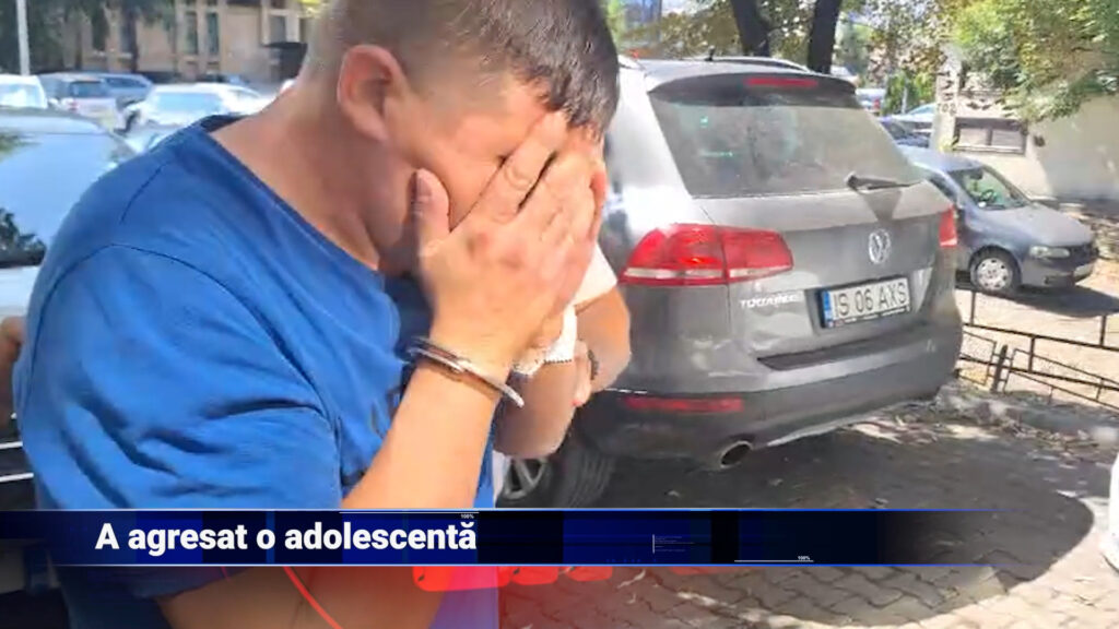 A agresat o adolescentă